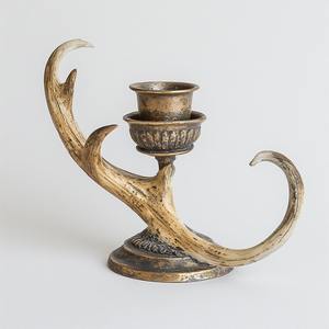 Portavelas de cuerno de Reno fundido de aluminio elegante con superficie de oro antiguo artesanal hecho a mano que ofrece acento decorativo - Product Image 6