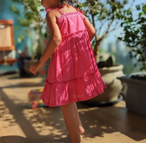 Robe en coton écologique tendance 2025 avec doublure et bretelles ajustables à nouer, décoration boutonnée pour enfants, été - Product Image 4