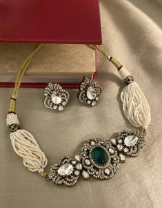 Conjunto de Aretes y Gargantilla de Moda Elegante Chapado en Oro Antiguo con Pedrería Polki Kundan para Bodas y Celebraciones de Aniversario - Product Image 5