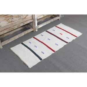 Alfombra Pequeña Kilim Vintage de 1.9x4.3 pies (58x131 cm), Alfombra Turca Blanca Ikat - Product Image 1