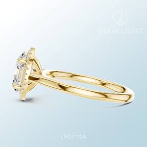 Bague en or blanc exquise avec des diamants ovales étincelants, idéale pour les fiançailles, les tenues de mariée, les mariages ou les cadeaux spéciaux - Product Image 3