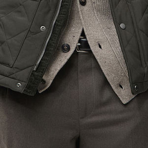 Veste matelassée imperméable personnalisée avec logo pour homme, col rabattu en velours côtelé, manches longues, fermeture éclair et boutons-pression sur le devant - Product Image 5