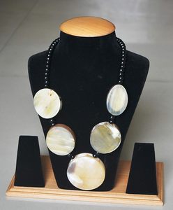 Collier corne en or rose avec pendentif plume sculpté Emballage gratuit personnalisé Style Rock and Roll pour fiançailles ou mariage - Product Image 3