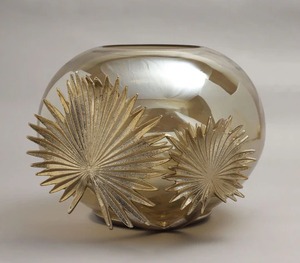 Joli pot de fleurs moderne en métal doré avec un design contemporain en verre doré ajoutant charme, élégance et fraîcheur à tout espace - Product Image 5