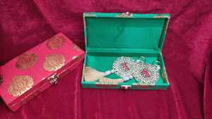 Boda India Haldi Mehendi Favor, regalos indios, regalo de inauguración de la casa, Subh Labh perilla colgante para puerta, decoración del hogar, caja de madera - Product Image 6