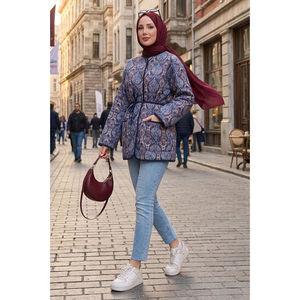 Blouson matelassé bohème d'automne avec détails de poches, réversible, doublure en lin, coque en cuir, coupe courte, style universitaire en satin, personnalisable avec logo - Product Image 1