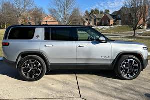 2025 Ri vian R1S Adventure Edition AWD voiture à faible kilométrage boîte de vitesses automatique direction gauche gaz foncé/état électrique - Product Image 2