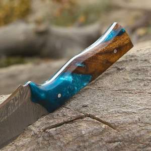 Cuchillo de Caza de Hoja Fija de Acero de Damasco de Alta Calidad Hecho a Mano para Supervivencia en Campamentos, con Mango de Madera y Funda de Cuero Personalizada - Product Image 3