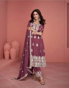 Traje Salwar de trabajo con hilo bordado de secuencia de seda Georgette de último diseñador por Fab Zone - Product Image 3