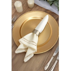 La Placa de cargador redonda de metal con acabado dorado con servilletero gratis mejora la configuración de su comedor con elegancia y sofisticación - Product Image 1