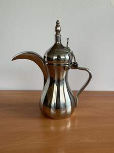 Dallah Árabe Tradicional de Acero Inoxidable con Detalles Decorativos, Apta para Exhibición y Uso Funcional - Product Image 6