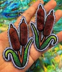 Pendientes de Lujo Hechos a Mano con Cuentas de Vidrio Ligeras y Bordados para Eventos - Product Image 1