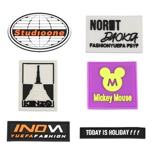 โรงงานขายส่งตราสัญลักษณ์ PVC กันน้ำ พิมพ์ลายตามสั่ง ปักติดเสื้อผ้า สำหรับแบรนด์เสื้อผ้าและคอลเลกชันขายปลีก - Product Image 2