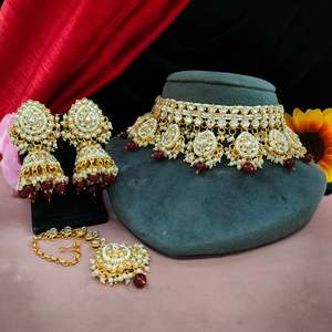 Ensemble de collier Kundan et perles avec Maang Tikka, pierres Kundan soigneusement serties dans un motif floral et géométrique, royal et élégant - Product Image 4