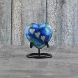 Urna de recuerdo de corazón pequeño de calidad impresionante con urnas grabadas de soporte para cenizas de bebé Recuerdos de corazón de alta calidad Corazón de latón Keepsa - Product Image 1