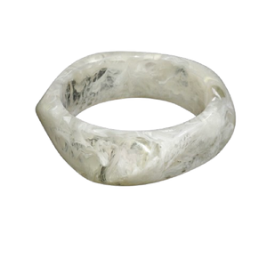 Brazalete de Resina con Efecto Mármol Blanco Vintage - Brazalete Ancho Irregular de Acrílico - Joyería de Resina Pulida a Mano de Primera Calidad - Product Image 3