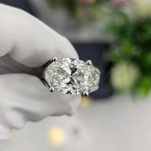 Bague ovale en diamant de laboratoire 8,50 carats en or blanc, style tension, certifiée IGI D-E-F VVSVS - Product Image 1