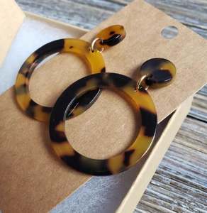 Boucles d'oreilles en résine faites à la main Bijoux de déclaration à la mode colorés légers pour les femmes Occasions décontractées et formelles - Product Image 5