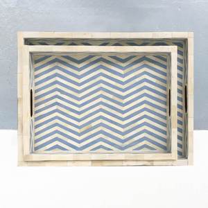 Ensemble de plateaux de service en bois élégants avec des plateaux légers et durables au design en chevron bleu, parfaits pour la salle à manger, la cuisine et la décoration intérieure - Product Image 1