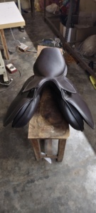 Selle de saut en cuir de cheval de la meilleure qualité selle de course de chevaux tout usage en plein air selles de course de chevaux de sport de luxe abordables - Product Image 5