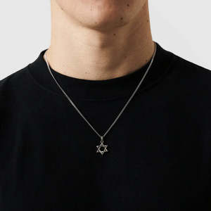 Pendentif en diamant plaqué or sur chaîne à maillons - Design tendance étoile de David pour cadeaux juifs - Product Image 1
