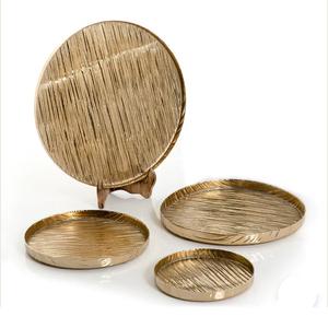 Plato de servicio con borde en relieve para decoración de mesa de fiesta de boda Uso de servicio de catering Bandeja de servicio de metal con acabado dorado - Product Image 5