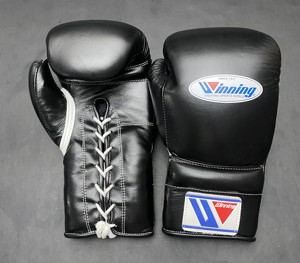 Gants de boxe et d'arts martiaux professionnels de haute qualité personnalisables, en cuir véritable, à lacets noirs, séchage rapide, respirants, avec fermeture à boucle et crochet - Product Image 3