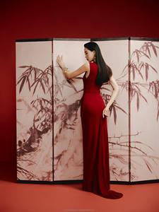 Robe longue moulante rouge de haute qualité avec boutons dorés pour des événements formels élégants et des cocktails. - Product Image 3