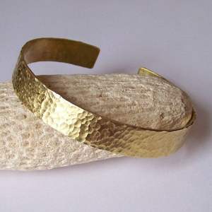 Bracelet jonc en laiton plaqué or fait main, bijou de mariage élégant et durable pour femme, accessoire de mode ethnique - Product Image 3