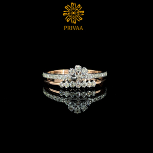 แหวนเพชรทรงดอกไม้ประณีต ทำจากทองคำโรสโกลด์ 14KT ประดับด้วยเพชรธรรมชาติทรงกลมเจียระไนแบบบริลเลียนท์ ได้รับการรับรองจาก IGI ระดับ VS SI - Product Image 4