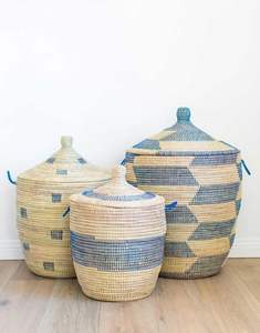 Juego de 3 Cestas de Almacenamiento Tejidas de Pasto Marino Rústico de Alta Calidad, Ecológicas, con Asas, Tapa y Resorte, Colección Primavera, Color Personalizado para el Hogar - Product Image 4