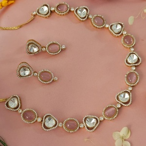 Conjunto de Collar y Aretes con Piedras Chapadas en Oro de la Mejor Calidad, Estilo Moderno, Colección para Bodas, para Mujer - Product Image 1