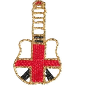 Nuevo adorno de guitarra con cuentas, artículo de exhibición de vacaciones único creativo, tema de música rojo y negro, decoración colgante de árbol de Navidad para hecho a mano - Product Image 1