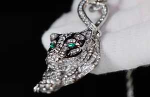 SM Jewels Colgante de pantera de lujo Diseño único Hip Hop Moissanite Diamante tachonado con ojos verdes para fiesta o regalo - Product Image 2