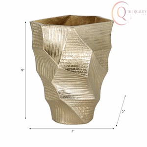 Vase décoratif en métal pour table, au design élégant, idéal pour sublimer la décoration de table et les espaces intérieurs - Product Image 4