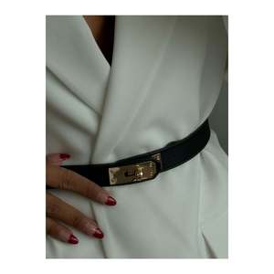 Ceinture élastique fine pour femme avec boucle, adaptée aux pantalons, vestes, chemises et robes. - Noir - Product Image 2