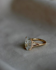 Bague de fiançailles en moissanite de 3 ct à coupe ovale avec halo caché Bague ovale allongée en glace pilée dans un cadre moderne classique pour elle - Product Image 4