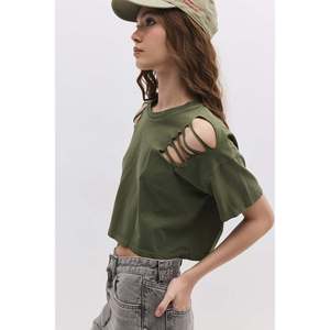 เสื้อครอปท็อปผู้หญิง แขนเฉียง สไตล์ลำลอง คอผูกโบว์ ผ้าฝ้าย 100% ระบายอากาศได้ดี ตกแต่งเพชร มีไซส์เดียว XXS - Product Image 4