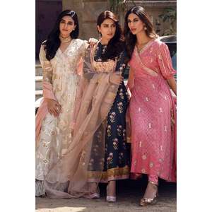 Robe Anarkali blanche élégante à fleurs avec col en V, manches longues, dupatta et pantalon en mousseline écologique pour le printemps/été - Product Image 5