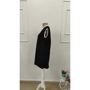 Vestido Corto de Crepé Brillante con Cuello Redondo y Mangas Cortas para Mujer, con Detalle de Puño en Contraste, 35971 - Negro - Product Image 5