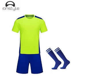 Conjunto de fútbol con calcetines sublimación personalizada transpirable nombre personalizado número uniformes de fútbol para jóvenes hombres mujeres equipo de entrenamiento - Product Image 1