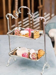 ขาตั้งเค้กทรงสี่เหลี่ยมสองชั้น คุณภาพพรีเมียม ผิวสีเงิน เหมาะสำหรับงานเลี้ยงรับรองแขกและใช้เป็นของขวัญ นำเข้าจากอินเดีย - Product Image 3