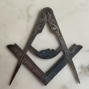 Un eccezionale e raro gioiello quadrato in metallo massonico vittoriano - Product Image 5