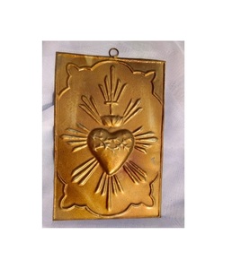 Corona Metal Sagrado Corazón de Jesús con Cruz en la parte superior en acabado dorado para decoración Católica - Product Image 5