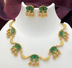 Ensemble de collier plaqué or de haute qualité avec boucles d'oreilles, design lotus, nouveau style, pour mariage, collection de vêtements traditionnels pour femmes - Product Image 1