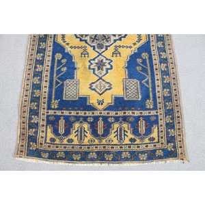 Alfombra Turca Vintage de Lana Pequeña 1.8x3.4 pies con Respaldo de Látex Ecológico, Alfombra Tradicional con Parches Azules y Amarillos - Product Image 4