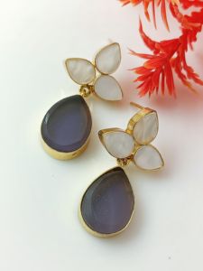 Boucles d'oreilles pendantes plaqué or de luxe Pétale blanc Floral & Dark Teardrop Gemstone Statement Jewelry - Product Image 3