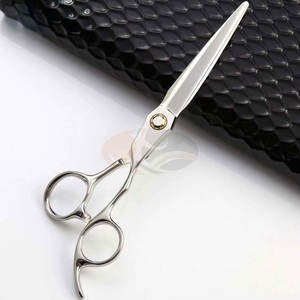 กรรไกรตัดผมมืออาชีพสำหรับคนถนัดขวา รุ่นขายดี ผลิตจากเหล็กกล้าไร้สนิม 4Cr13 ปลายทู่ ด้ามจับขนาดกลาง สำหรับช่างตัดผมและร้านเสริมสวย - Product Image 4