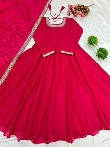 Collection de robes de créateurs très demandée, en soie lourde avec broderies et sequins, pour femmes, pour les occasions spéciales. - Product Image 3