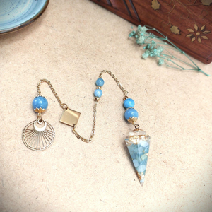 Péndulo de Resina de Ogonita de Siete Chakras Hecho a Mano, Ecológico y de Alta Gama, con Virutas de Cristal Natural, para Sanación Reiki, Radiestesia y Detección de Energía - Product Image 1